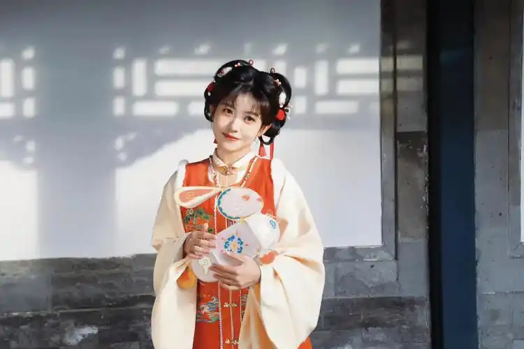 赖美云冬至古风写真,手提兔儿灯游园,娇俏甜美,灵动可爱|赖美云|兔儿