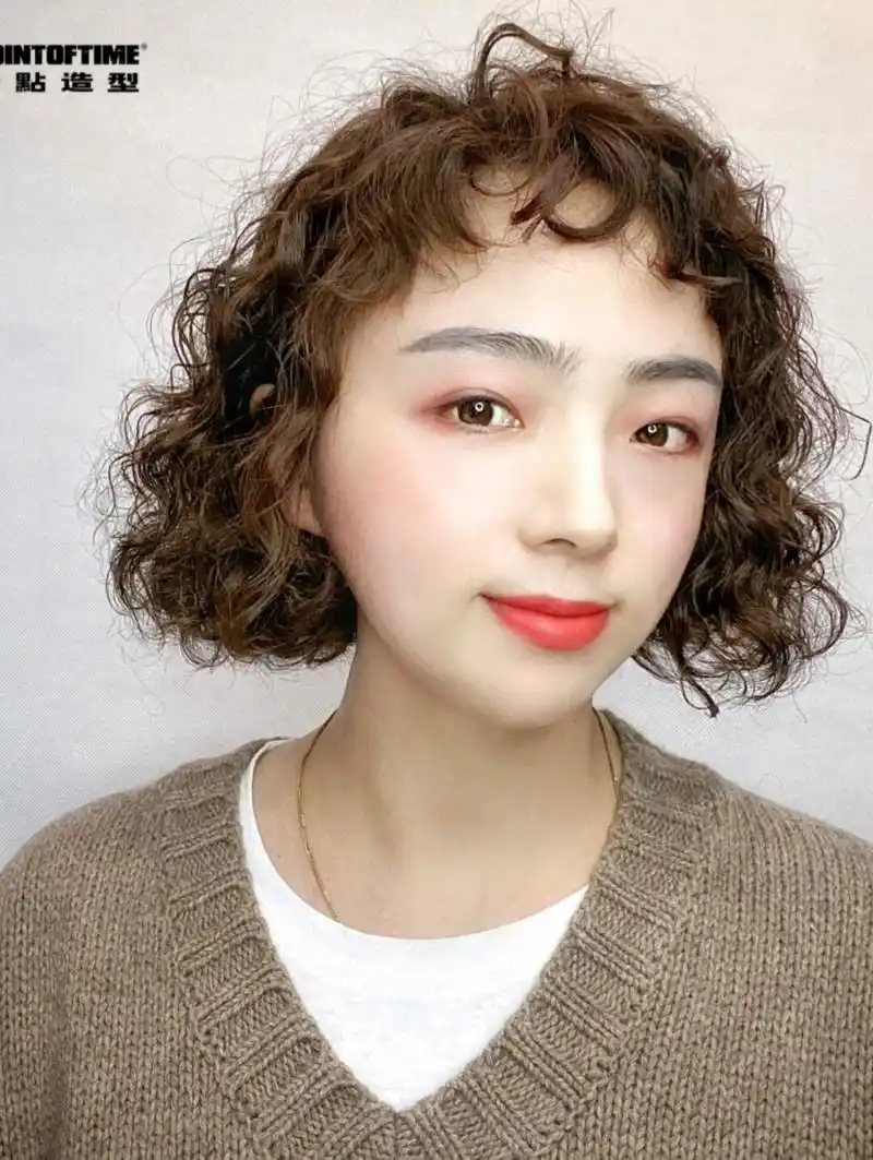 俏皮复古泰迪卷 通过发型长度拉长脸型跟下巴,顶部层次 拉长头型,解决