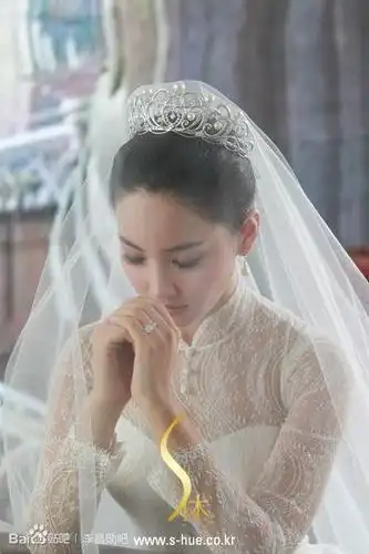 明星婚纱照,婚纱礼服,女明星婚纱造型,婚纱写真,李宥利,李宥利结婚照