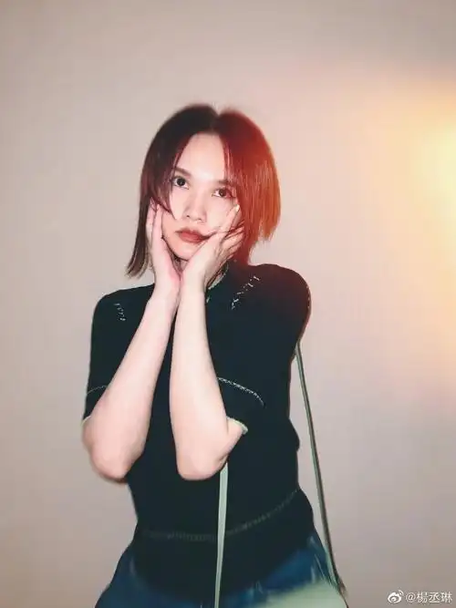 杨丞琳最新美照曝光对镜歪头灿笑少女感满分