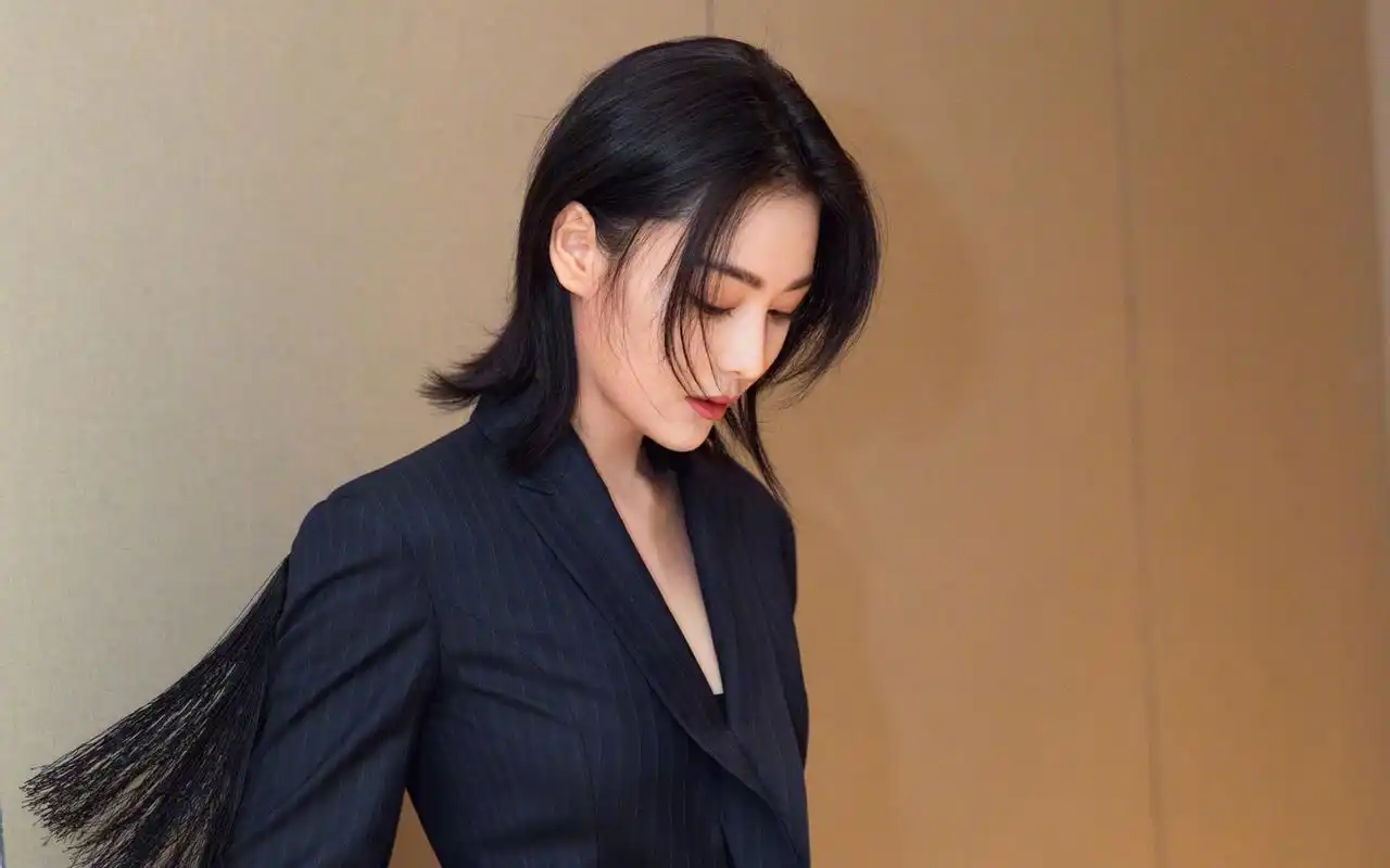 张馨予清爽短发冷艳性感写真高清壁纸