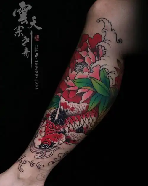 锦鲤纹身图片_腿部新传统纹身图案