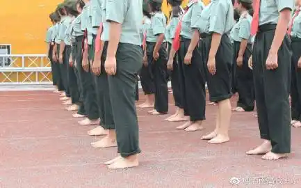 军训那些事# 【河南一高校新生赤脚军训 头顶太阳脚踩炕】年年岁嘶è