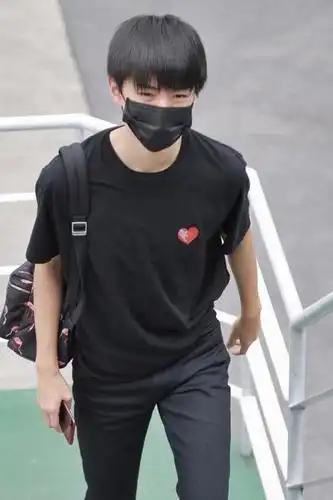 tfboys我们的少年时代王俊凯同款衣服机场黑色爱心短袖t恤