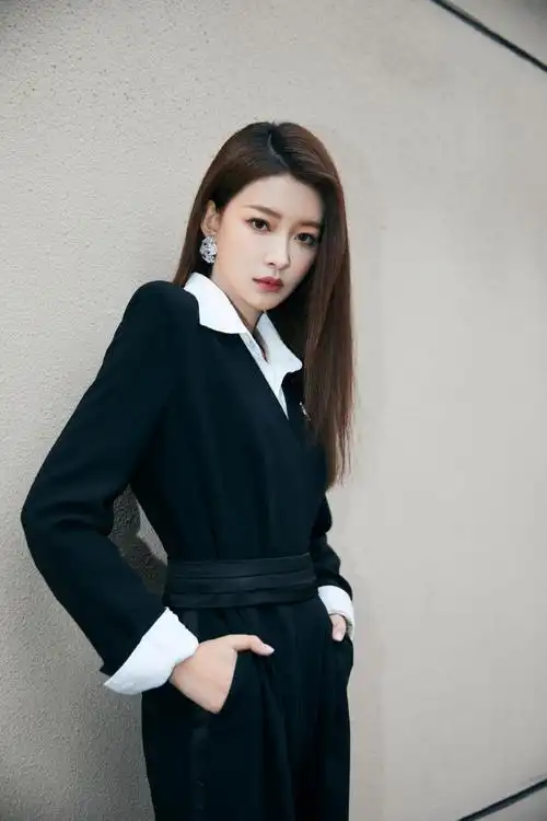 礼赞青春"今日boss一身纯黑简约西装出席荣誉颁发典礼～@孙怡微博