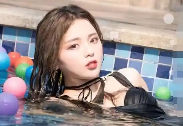 杨超越早期泳照曝光太野了当她下水的那一刻心动了