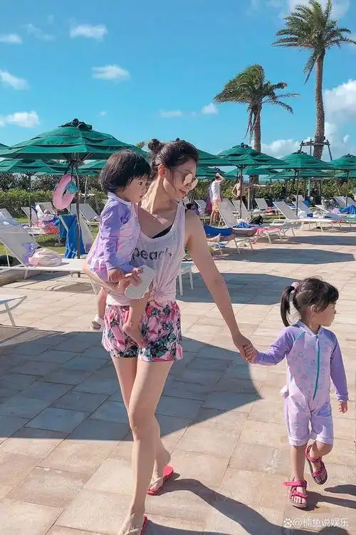 贾静雯一点不像奔五的人,身材迷人气质优雅,被赞颜值回春