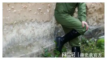 国民党2名女兵被俘虏,李克农:穿长靴的你走吧!手下十分迷惑