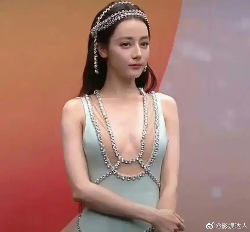 迪丽热巴这条低胸镶钻湖蓝色鱼尾长裙, 真的是美极了, 除了大秀事业线
