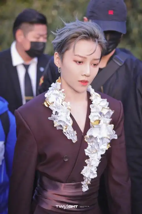 刘雨昕今日活动饭拍,大背头好飒,侧颜也太好看了吧