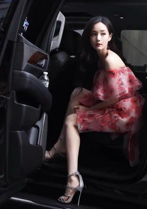 原创李一桐女神范十足粉色一字肩连衣裙灵动飘逸娇俏甜美又温柔