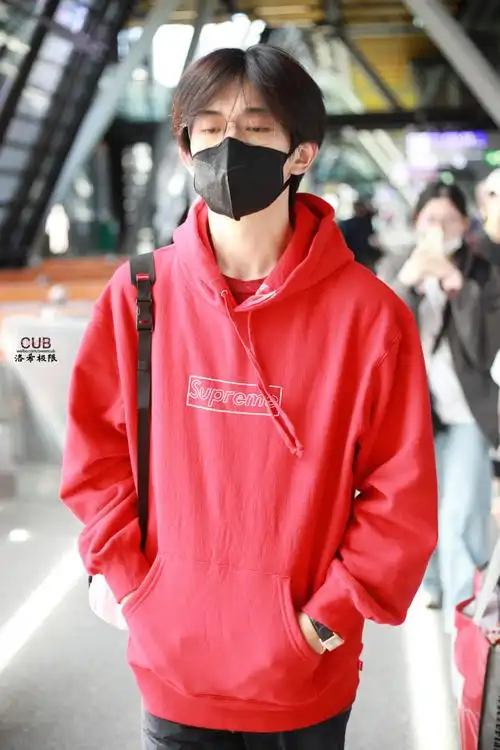 易烊千玺红色卫衣男大风##易烊千玺男大回国##易烊千玺回国