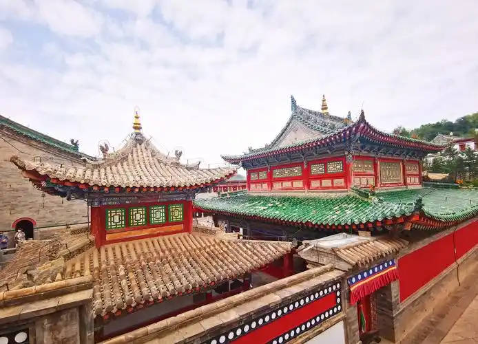 大金瓦殿          建筑,雕刻以及佛像,佛塔,佛经等,把这座名刹装点