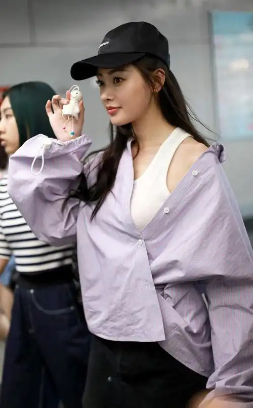 张天爱大胆素颜现身机场真实皮肤状态引热议