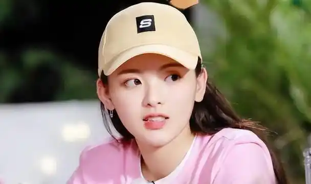 "天选之女"杨超越:一年为公司赚7000万,却改不了贫穷时的习惯