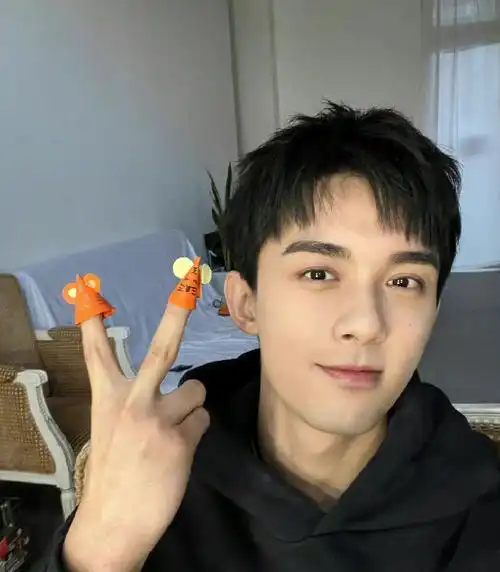 吴磊北电毕业答辩合照:穿搭清爽不特殊,毕业当天行程安排引关注_腾讯