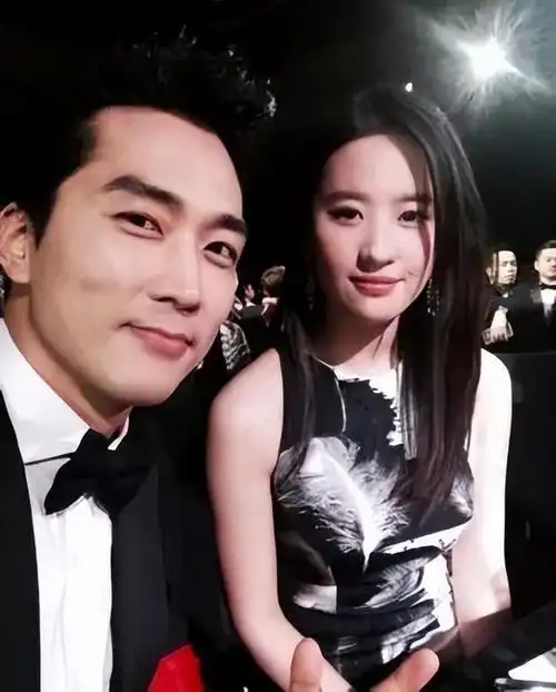 刘亦菲老公是谁呀 个人资料(刘亦菲与宋承宪的亲密照)(2)