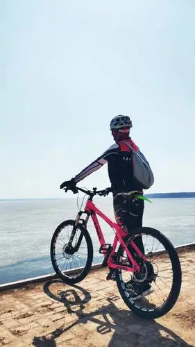 骑行者的背影最帅了,骑行服能传递一种坚毅的感觉,一往无前永不退缩就