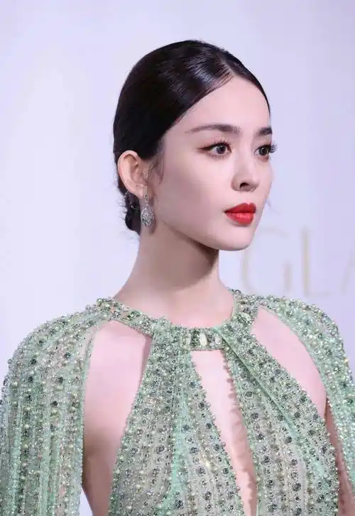 古力娜扎美艳不可方物的异域神女_造型_活动_意见