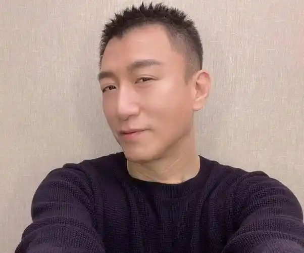 孙红雷难得在微博晒女儿小朋友脸颊超黑像爸爸呆萌可爱