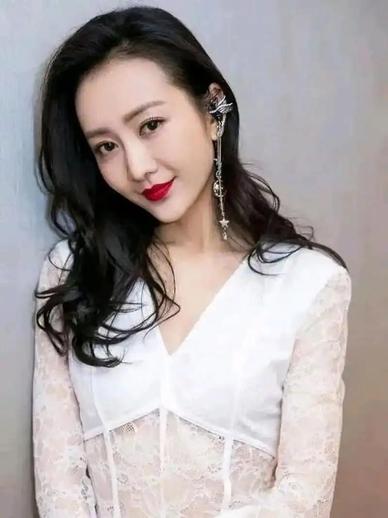 很适合烈焰红唇的女人,每次王鸥处境都很漂亮很有气质