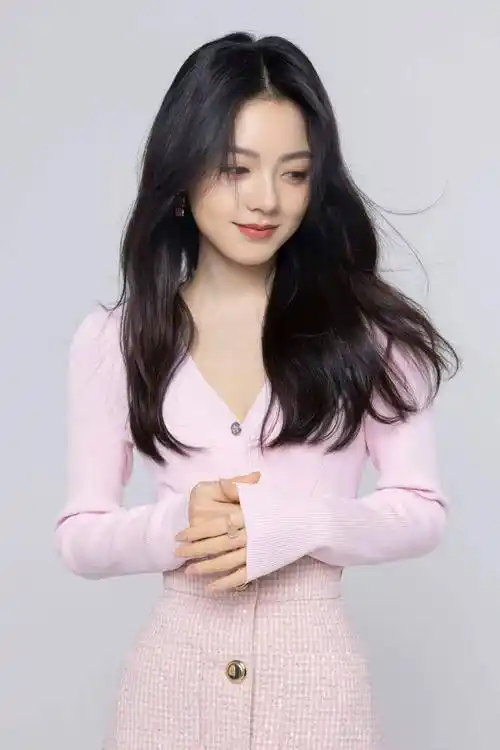 赵今麦时尚写真珍藏:五官标致,资色天然