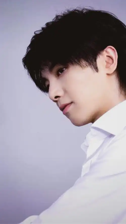 华晨宇超话#华晨宇实体专辑#乖,别动干净帅气壁纸一组挨张划着看太上