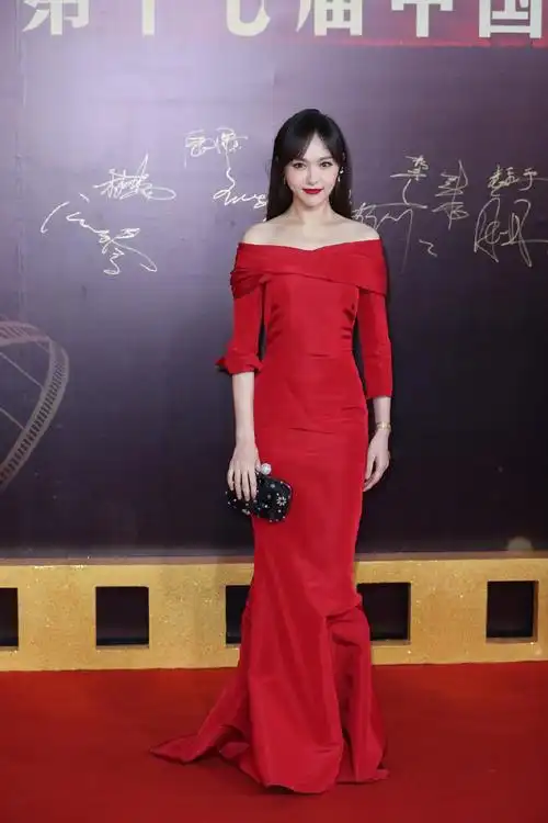 唐嫣红色鱼尾裙穿出标准s型,未修图照曝光被吐槽:笑得有点假