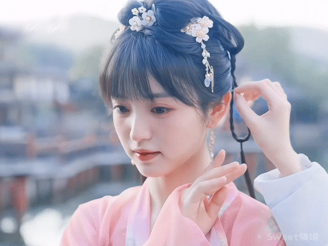 满屏披发高马尾同质发饰…能给美女用心配古装发型吗?百张动图