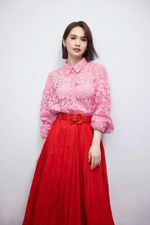 会穿的杨丞琳!高腰裙配镂空衫大胆秀身材,身高一米七我都信