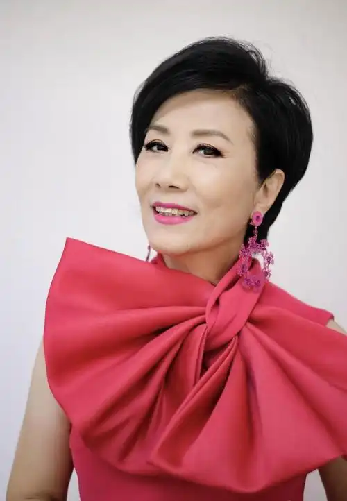 72岁汪明荃与62岁郑裕玲合影,毫无医美痕迹,老也美得自然