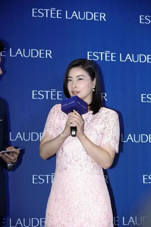 郭晶晶嫁入豪门阔太范挺强的穿蕾丝裙挺优雅感觉气质都变了