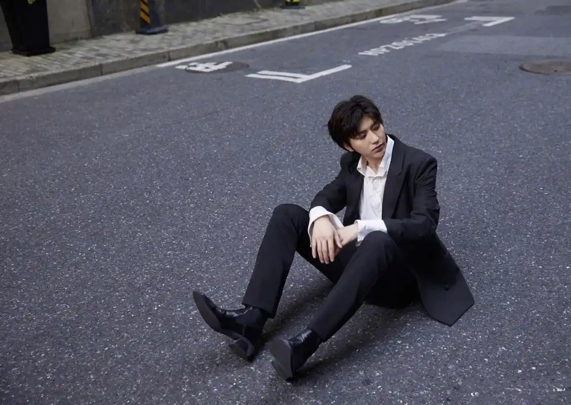 蔡徐坤最新街拍造型,颜值暴击