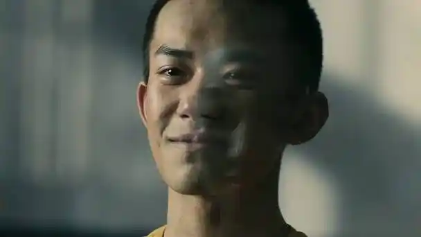 少年的你:易烊千玺和周冬雨相视一笑,这一幕成为经典