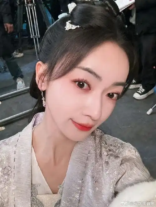 吴谨言新剧《重生之门源起》的海报好像《穿普拉达的女王》不管了有