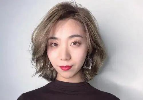 澳门新葡萄彩票app50岁的女人烫什么发型显年轻中老年女士剪短发烫头