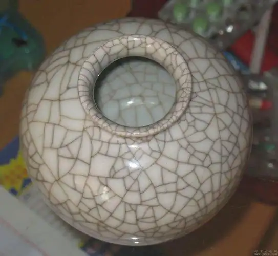 哥窑冰裂纹瓷器釉面的一种自然开裂现象.