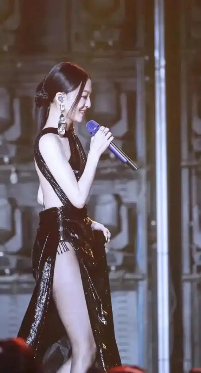 张韶涵一身高开叉裙,美背大长腿一览无余,性感得不要不要的