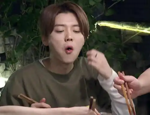 鹿晗和嘉宾吃饭,桌上放的私人用品引热议:终于光明正大提关晓彤