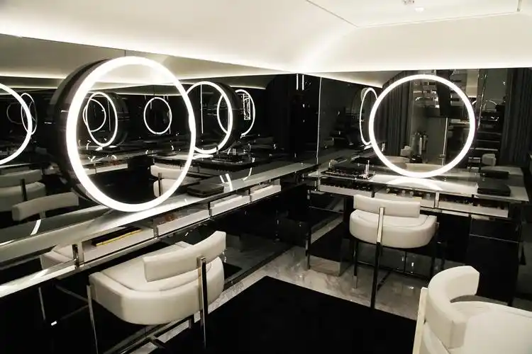 在tom ford私密的化妆室里,专业的彩妆人员,将为你提供个性化的彩妆