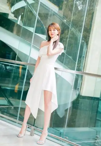 高圣熙身穿白色斜肩紧身裙,脚踩裸色漆皮一字带高跟凉鞋,事实证明适当