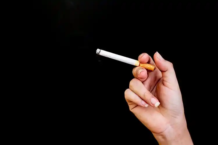 女人抽着烟,手里拿着烟的形象图片下载