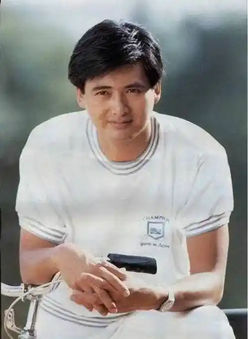 68岁周润发近照看着心酸,手臂皮包骨全是疙瘩,晚年患糖尿病_陈玉莲