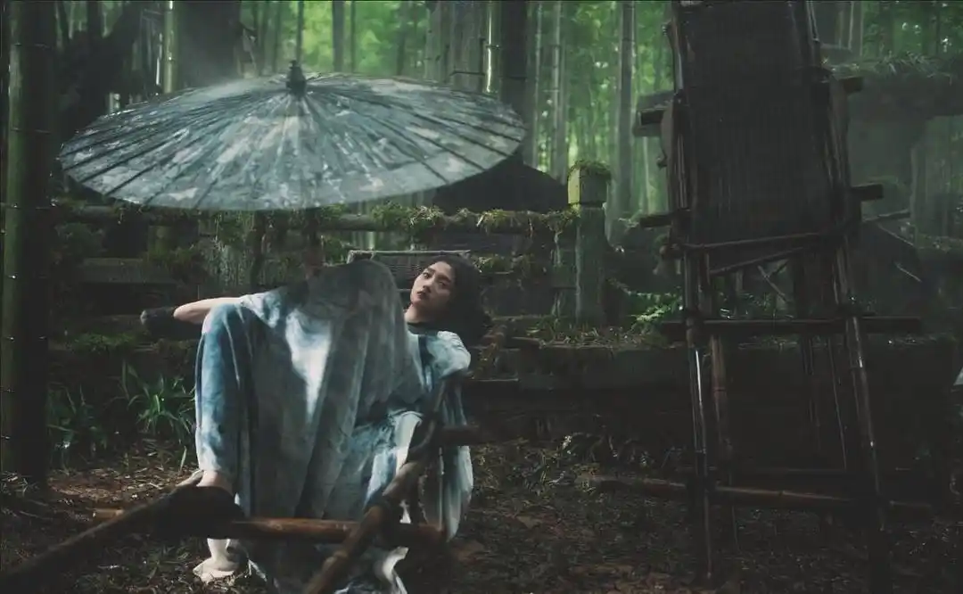 关晓彤撑伞仿妆妩媚成熟更深一筹