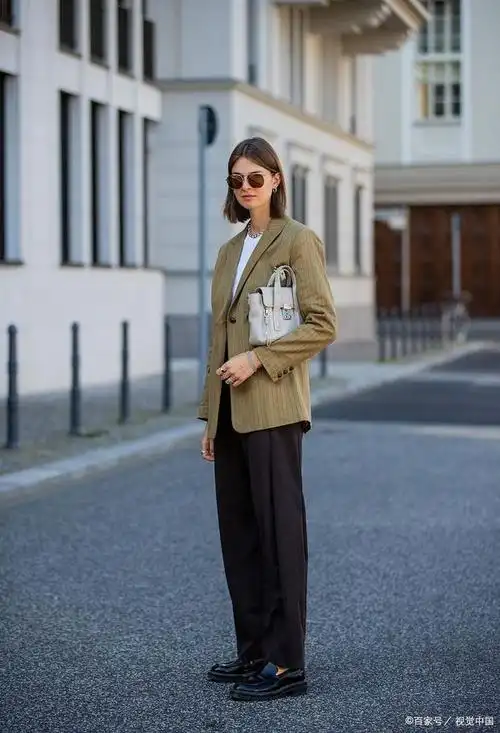 时尚永远是职场女性最为关注的话题之一,一身得体,优雅的穿搭不仅能够