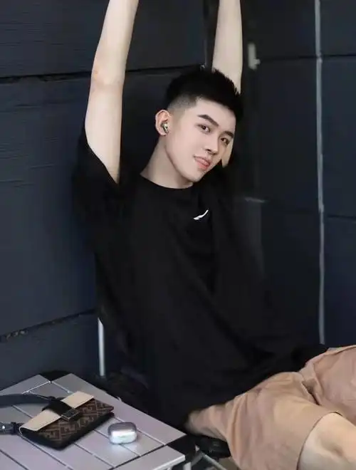 面容清秀,皮肤白皙的鲜肉帅哥