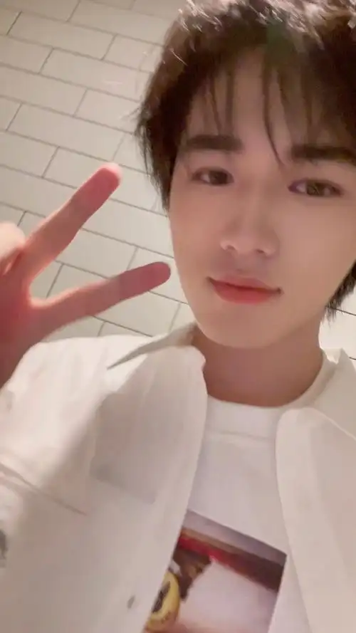 宋亚轩比耶吐舌头##宋亚轩rua自己