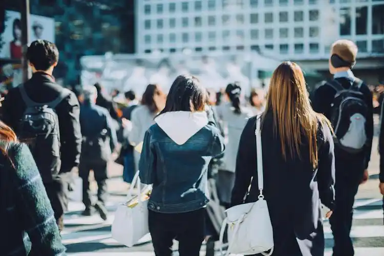 东京涩谷十字路口,繁忙的上班族在上下班高峰时间穿过马路图片下载