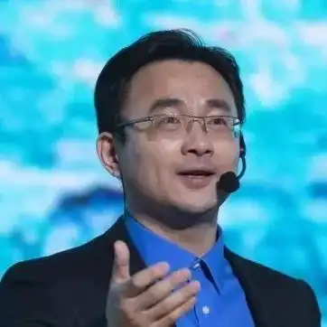 黄浩饰叶启年代表作:编辑出版有声诗集《我的心是一座城》《冬天的树