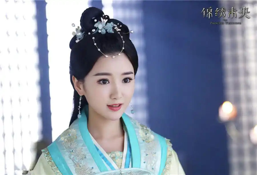 毛晓彤,古装电视剧《锦绣未央 》中扮演外表楚楚可怜内心隐忍的李常茹